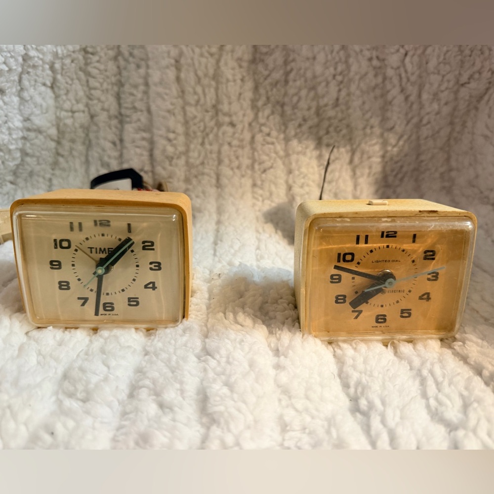 CHOICE - Vintage Beige Clocks GE and Timex